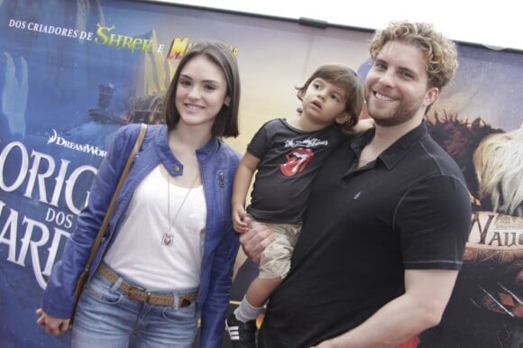 Thiago Fragoso posou com o filho, Benjamim, e a atriz Isabelle Drummond na première do filme 'A Origem dos Guardiões'. Na animação, ele dubla o personagem principal, Jack Frost, e ela a Fada dos Dentes