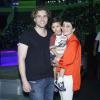 Thiago Fragoso posa com a mulher, Mariana Vaz, e o filho, Benjamim, de quase 3 anos