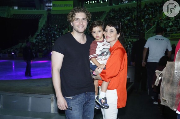 Thiago Fragoso posa com a mulher, Mariana Vaz, e o filho, Benjamim, de quase 3 anos