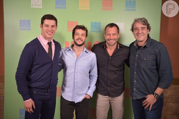 Malvino Salvador confraterniza com José Loreto, Jayme Matarazzo e Alexandre Borges no lançamento da novela 'Haja Coração', que estreou dia 31 de maio de 2016