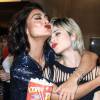 Juliana Paes fazendo bicos ao lado de Julianne Trevisol na pré-estreia de filme 'A Despedida', nesta segunda-feira, 6 de junho de 2016