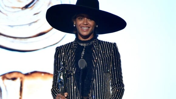 Beyoncé ganha prêmio de ícone fashion no CDFA; veja mais de 100 looks da cantora