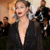 Beyoncé apostou em um vestido com transparência para o MET Gala 2014. A cantora investiu no look assinado por Givenchy