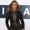 Beyoncé usou no MTV Music Awards 2014 um vestido preto todo trabalhado na renda na parte de cima e com saia que misturava a mesma renda e faixas verticais em couro. O look levava a assinatura de Nicolas Jebran