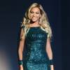 Beyoncé apareceu com um look digno de uma diva no BRIT Awards 2014! A cantora não estava concorrendo em nenhuma categoria, mas apresentou pela primeira vez ao vivo com a canção 'XO', em um vestido verde brilhoso da grife Vrettos Vrettakos