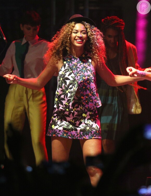 Beyoncé se apresentou com a irmã Solange no Coachella em Indio, na Califórnia, nos Estados , no Coachella 2014