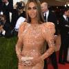 Beyoncé causou no baile de gala do Met 2016, em Nova York, nos EUA, ao comparecer no evento com um vestido de látex da grife Givenchy