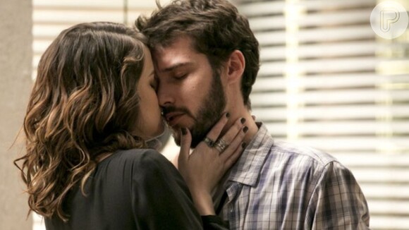 Na novela 'Haja Coração', Camila (Agatha Moreira) dá o primeiro beijo em Giovanni (Jayme Matarazzo)