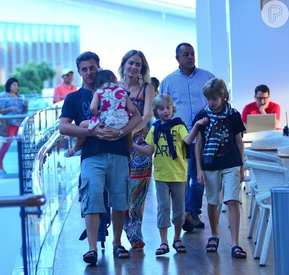 Angélica e Luciano Huck passeiam em um shopping do Rio de Janeiro na companhia dos filhos Joaquim, de 11 anos, Benício, 8, e Eva, 3
