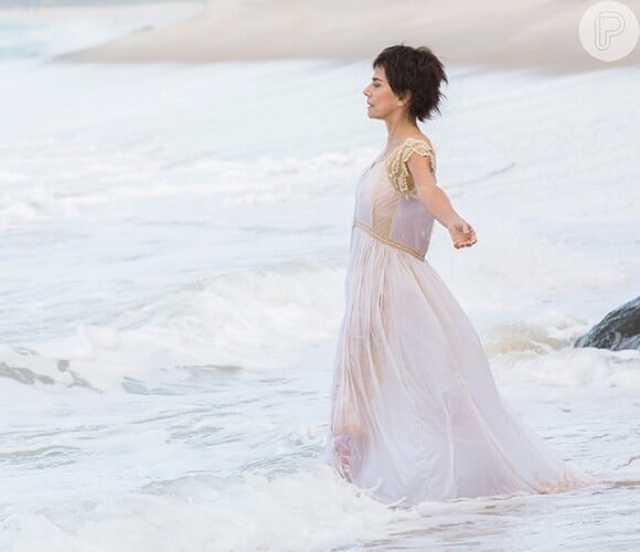 Dionísia (Maitê Proença) não observa a aproximação do ex-marido, Terenciano (Jackson Antunes) na praia, na novela 'Liberdade, Liberdade'