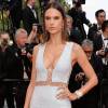 Alessandra Ambrosio deu show de elegância no tapete vermelho de Cannes com modelo decotado Michael Kors