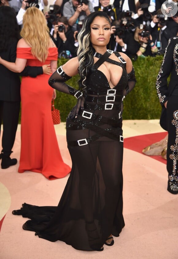 Nicki Minaj usou vestido Moschino by Jeremy Scott com decote profundo e transparências no Met Gala, em Nova York, no dia 2 de maio de 2016
