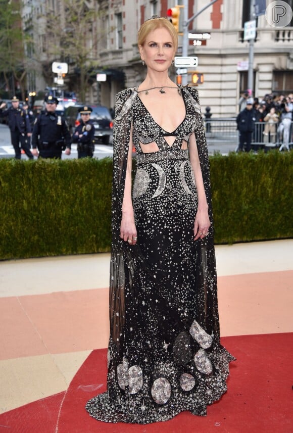 Nicole Kidman usou decote aberto em modelo de Alexander McQueen no Met Gala, em Nova York