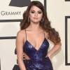 O modelo decotado da Calvin Klein fo iescolhido por Selena Gomez para comparecer ao Grammy Awards