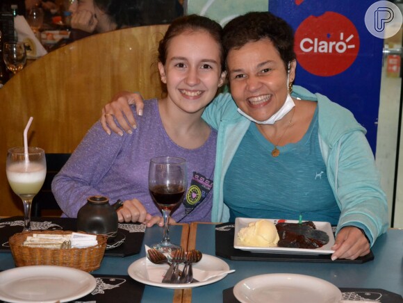 Claudia Rodrigues, já com os cabelos maiores, posou ao lado da filha, Ivy, ao comemorar seus 45 anos na Gávea, em shopping da Zona Sul do Rio de Janeiro