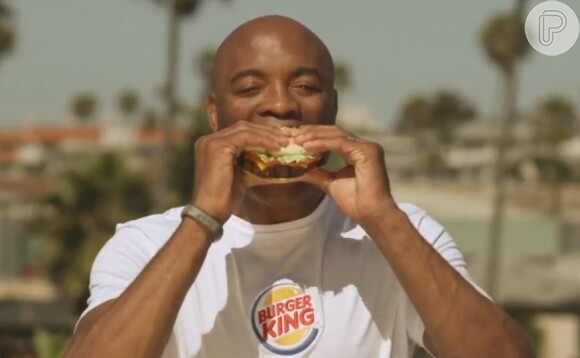 O lutador não se intimidou em brincar com a sua voz fina ao protagonizar uma campanha da rede de fast-food Burguer King