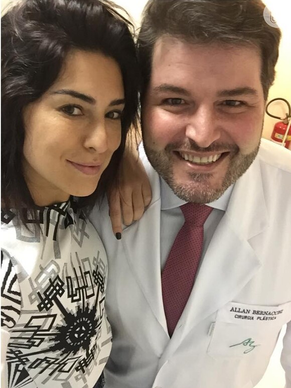Fernanda Paes Leme ao lado do cirurgião Allan Bernacchi e explicou o procedimento na orelha