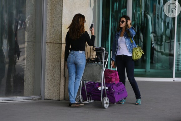 Giovanna Lancellotti e Fernanda Paes Leme desembarcam no aeroporto do Rio de Janeiro, em 28 de outubro de 2013