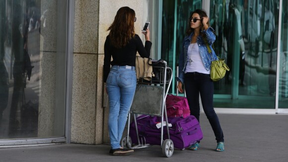 Giovanna Lancellotti e Fernanda Paes Leme desembarcam juntas no aeroporto do Rio