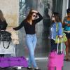 Giovanna Lancellotti e Fernanda Paes Leme conversam na porta do aeroporto Santos Dumont
