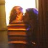 Isis Valverde e André Resende foram fotografados se beijando, sem deixar dúvidas de que o namoro, iniciado em março deste ano, segue firme e forte
