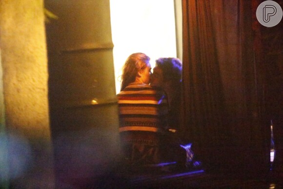 Isis Valverde e André Resende foram fotografados se beijando, sem deixar dúvidas de que o namoro, iniciado em março deste ano, segue firme e forte
