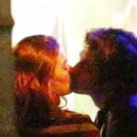 Isis Valverde e o namorado, André Resende, são flagrados aos beijos. Fotos!
