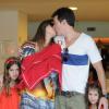 Vera Viel e Rodrigo Faro se beijam na frente da maternidade