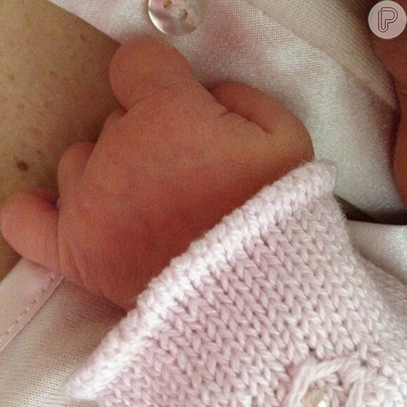 Vera Viel posta foto da mãozinha de sua filha recém-nascida, Helena