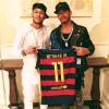 Neymar encontrou o piloto britânico Lewis Hamilton, para quem deu uma camisa do Barcelona