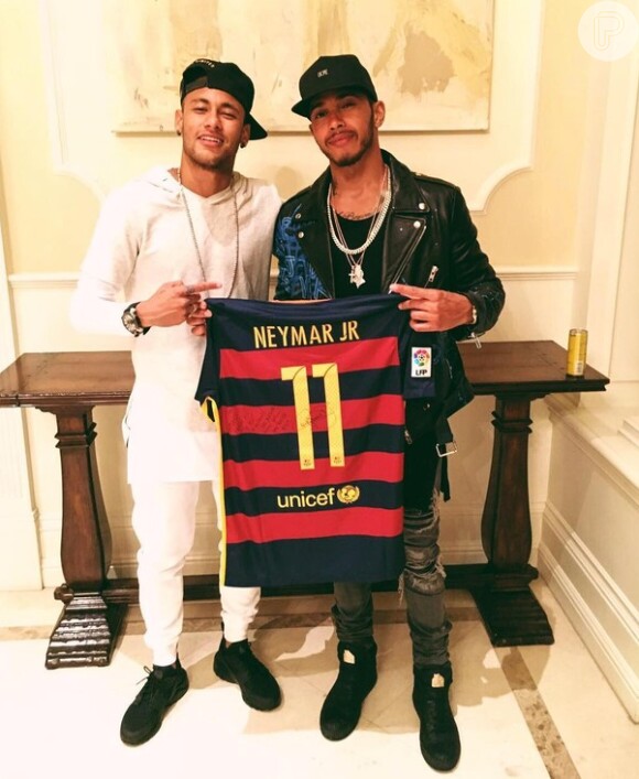 Neymar encontrou o piloto britânico Lewis Hamilton, para quem deu uma camisa do Barcelona