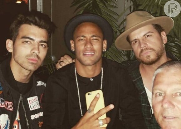 Neymar posou com Joe Jonas e o especialista Dave-O em Nova York