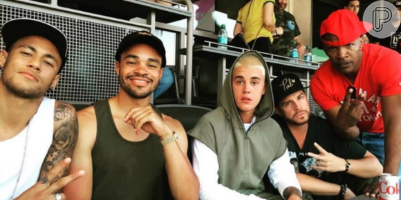 Neymar posou com Justin Bieber, o especialista Dave-O e o ator Jamie Foxx