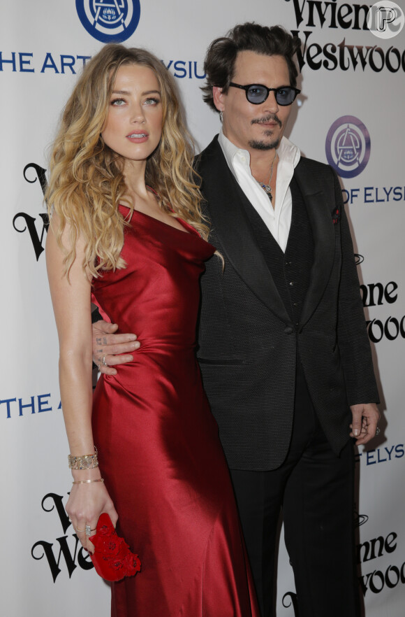 Johnny Depp teve ataque de raiva com Amber Heard e chegou a deixar o travesseiro ensaguentando