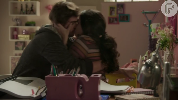 Débora (Olívia Torres) tenta se aproximar ajudando a estudar e, durante as aulas, eles acabam se beijando