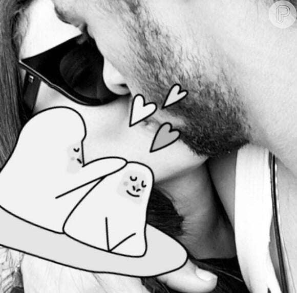 Anitta postou uma foto beijando o ator Pablo Morais