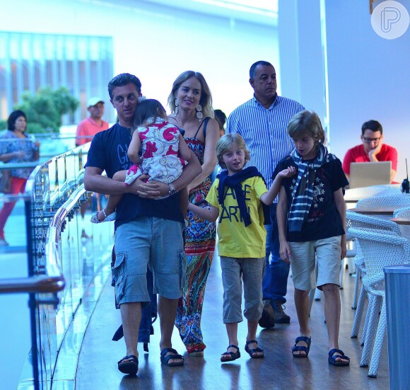 Angélica e Luciano Huck passeiam com os filhos Joaquim, 11 anos, Benício, 8, e Eva, 3, em um shopping do Rio de Janeiro
