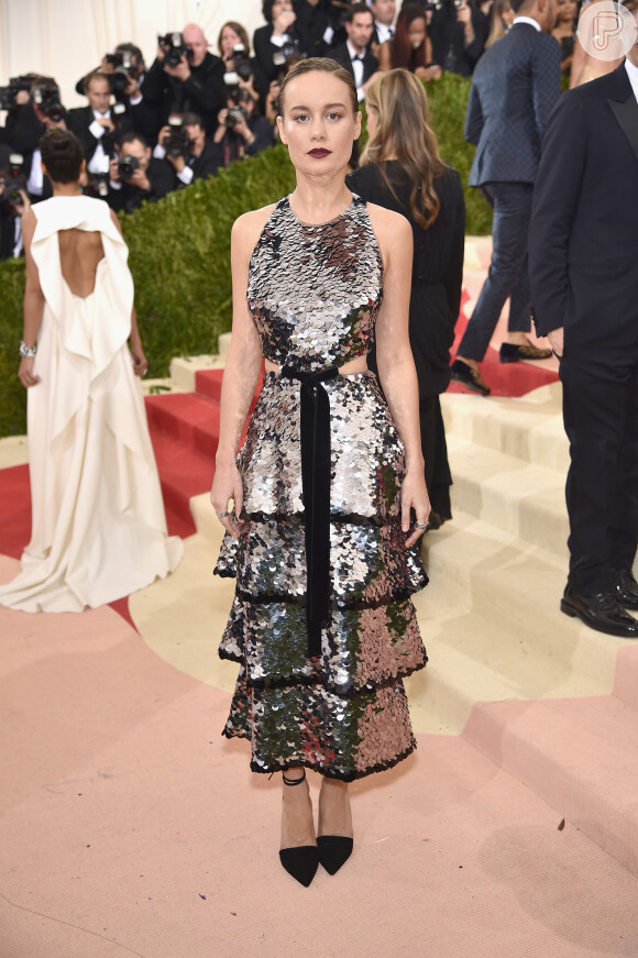 A atriz Brie Larson escolheu vestido midi metálico Proenza Schouler para comparecer ao Met Gala, em Nova York