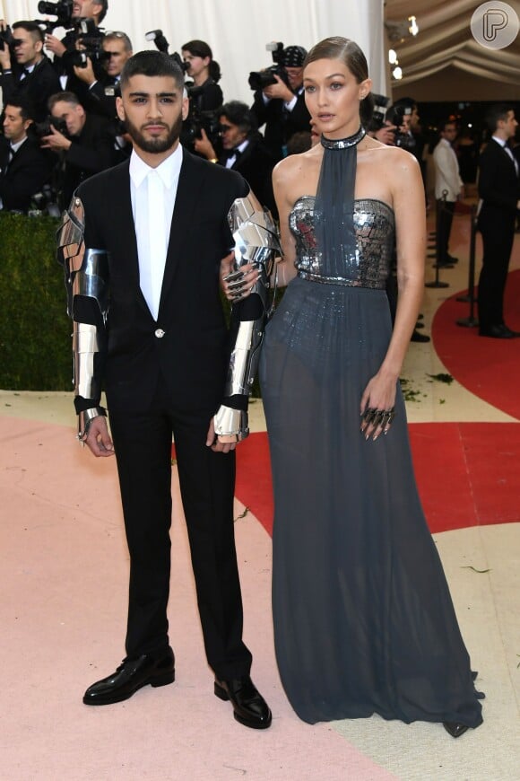Dias antes de terminar o namoro, o casal Zayn Malik e Gigi Hadid usou peças metalizadas no Met Gala 2016: ele com look Versace e ela, com Tommy Hilfger