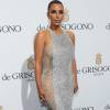 Kim Kardashian mostra que gosta das peças metalizadas e usou vestido com cauda em Cannes, na França
