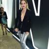 Letícia Colin foi ousada e moderna ao São Paulo Fashion Week, vestindo terninho com decote profundo e calça metalizada