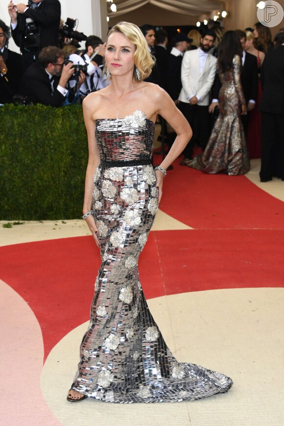 Naomi Watts usou vestido tomara que caia metalizado da grife Burberry no Met Gala 2016