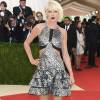 Taylor Swift vestiu look metalizado com recortes laterais Louis Vuitton no Met Gala 2016