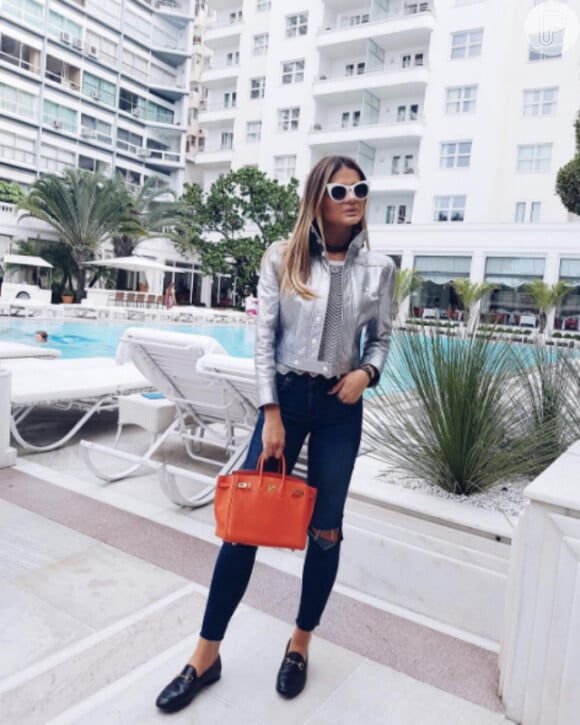 A blogueira de moda Thassia Naves usou uma jaqueta metalizada Courrèges para dar uma palestra no evento Veste Rio em maio de 2016