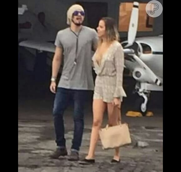 Luan Santana e uma loira foram clicados juntos por fã do cantor no aeroporto de Tocantins