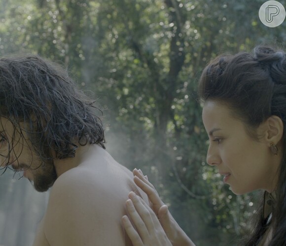 Joaquina (Andreia Horta) observa a marca de Xavier (Bruno Ferrari) ao se encontrar com ele no rio, na novela 'Liberdade, Liberdade'