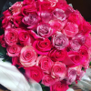 Xandinho Negrão presenteou a namorada com um buquê de rosas, que a artista fez questão de deixar registrado em suas redes sociais