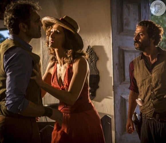 Cícero (Marcos Palmeira) e Santo (Domingos Montagner) se estranham e Tereza (Camila Pitanga) tenta evitar a briga, na novela 'Velho Chico'
