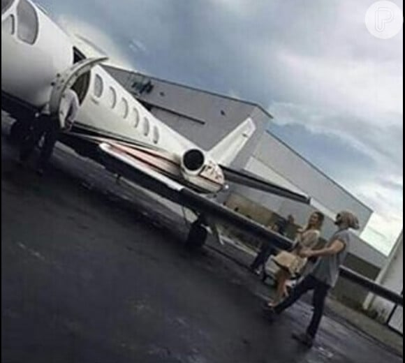 Luan Santana foi flagrado entrando em avião em Tocantins com Indiara Siqueira