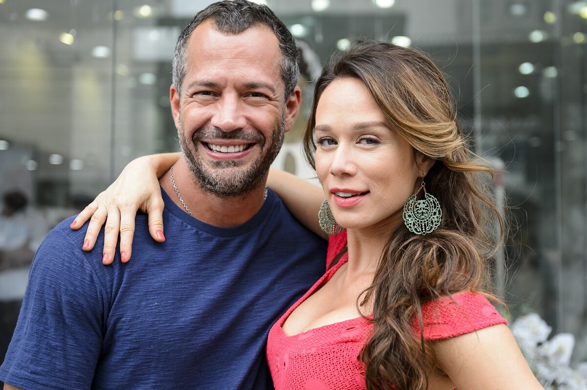 Foto: Tancinha (Mariana Ximenes) e Apolo (Malvino Salvador) posam com a  família depois do casamento, no final da novela 'Haja Coração' - Purepeople